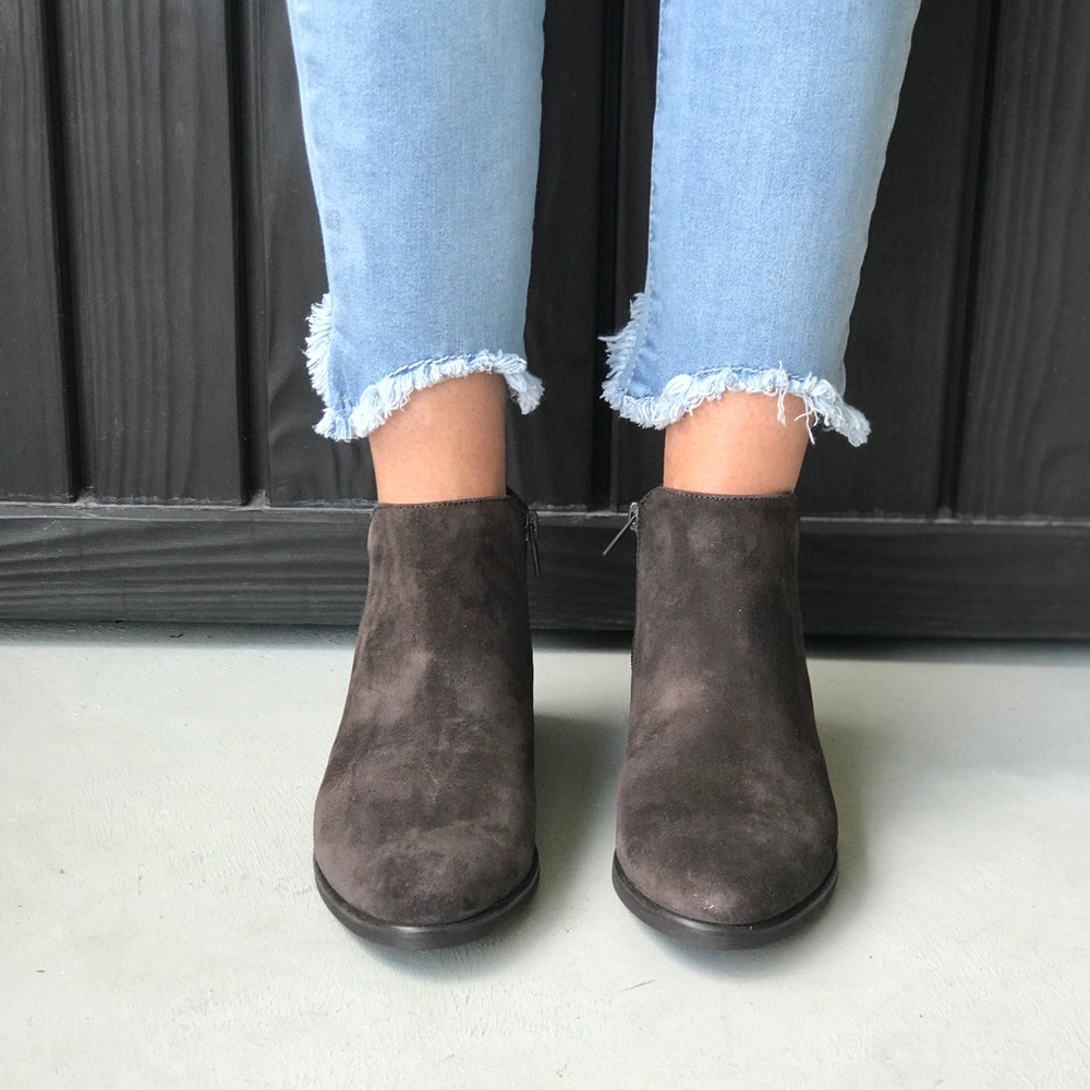 Dual Tone Textured Low Cut Chelsea Ankle Bootie - Picture 6 of 8
